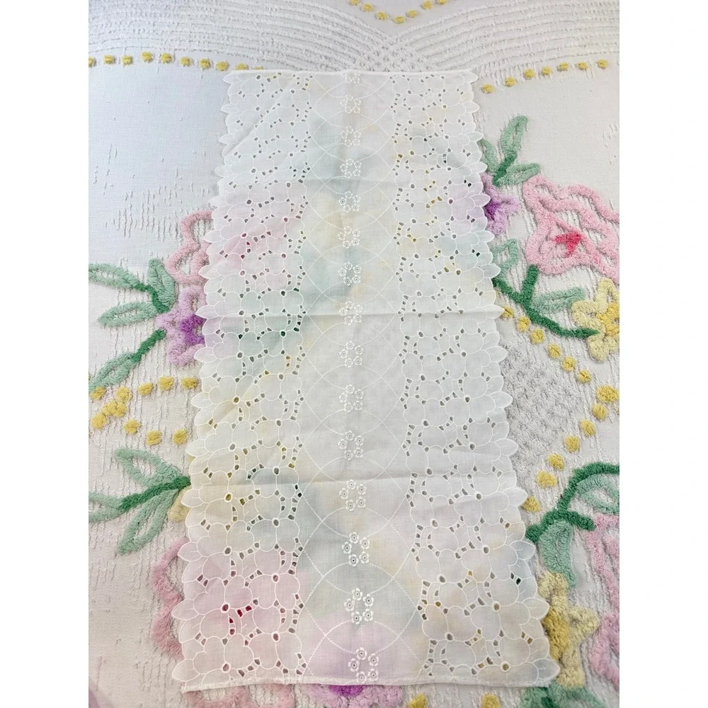 Vintage White Eyelet Lace Table Runner Floral Scalloped Dresser Scarf 31x13.5